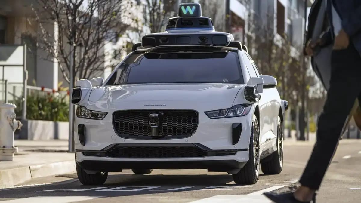 Waymo Robotaxi erfasst Kind in Schulzone: NHTSA leitet Untersuchung ein