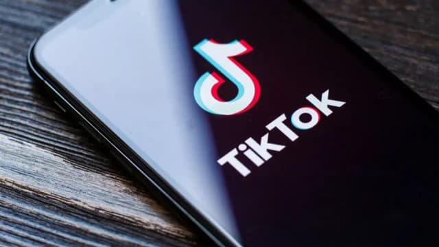 TikTok-Probleme halten an: Konkurrent UpScrolled stürmt die Charts